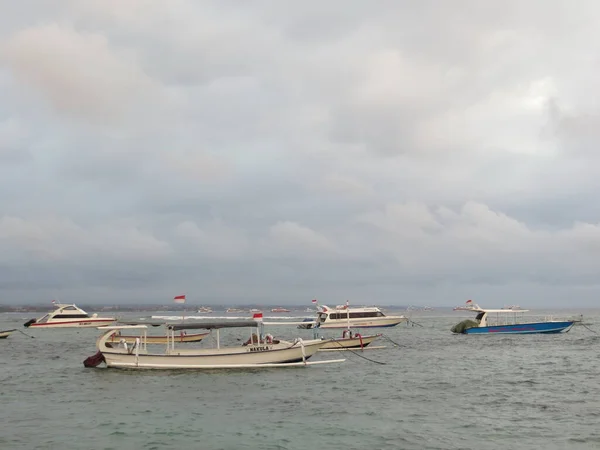 Denpasar Індонезія Вересня 2019 Човни Jukung Пливуть Морем Пляжі Санур — стокове фото