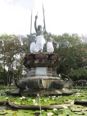 Denpasar, Endonezya - 28 Eylül 2019: Puputan Meydanı 'ndaki Puputan Badung Anıtı. Bu anıt, Hollandalılara karşı savaşan Bali halkına karşı bir anma ve saygı biçimidir..