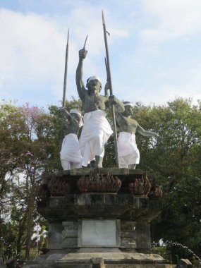 Denpasar, Endonezya - 28 Eylül 2019: Puputan Meydanı 'ndaki Puputan Badung Anıtı. Bu anıt, Hollandalılara karşı savaşan Bali halkına karşı bir anma ve saygı biçimidir..