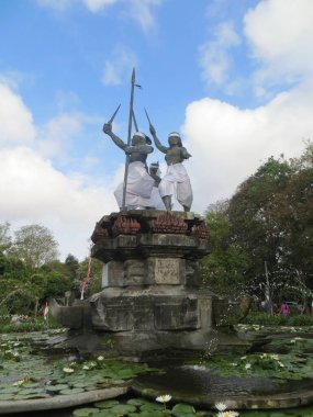 Denpasar, Endonezya - 28 Eylül 2019: Puputan Meydanı 'ndaki Puputan Badung Anıtı. Bu anıt, Hollandalılara karşı savaşan Bali halkına karşı bir anma ve saygı biçimidir..