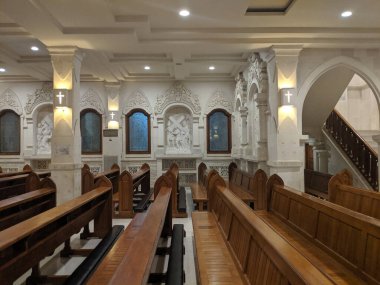 Denpasar, Endonezya - 28 Eylül 2019: Kutsal Ruh Katedral Katedrali Roh Kudus 'un iç mimarisi.