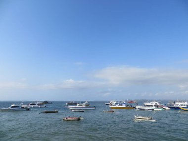 Denpasar, Endonezya - 29 Eylül 2019: Jukung tekneleri ve sürat tekneleri Mertasi Beach Sanur 'da denize açıldı.