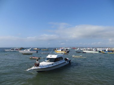 Denpasar, Endonezya - 29 Eylül 2019: Jukung tekneleri ve sürat tekneleri Mertasi Beach Sanur 'da denize açıldı.