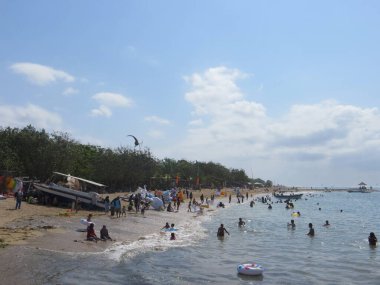 Denpasar, Endonezya - 29 Eylül 2019: Mertasi Beach Sanur 'da faaliyet gösteren kalabalık.