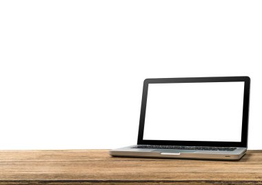 Dizüstü bilgisayar boş ekran kırpma yolu ile beyaz arka plan üzerinde ahşap ofis masasında yukarı alay