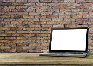 Boş ekranda kahverengi tuğla duvar arka plan üzerinde ahşap ofis büro dizüstü kadar alay