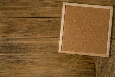 Ahşap ahşap arka plan karede kurula kahverengi mantar