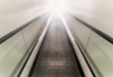 Işık yolunu sonunda bulanık yürüyen merdiven bakış