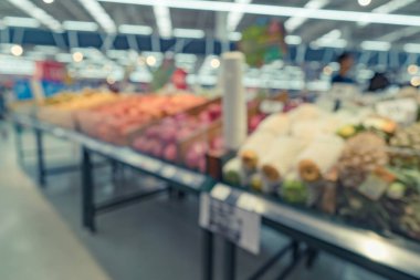 Arka plan kullanımı için süpermarkette meyve bölgesi soyut bulanık görüntü