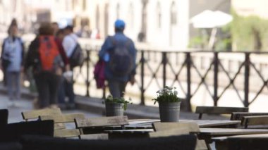 Öğlen bar Milan gece aperitive ve movida için hazırdır. Bu klibi bir Canon C300 ile vuruldu