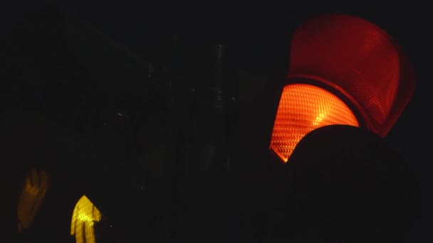 Semáforo Acende Sinal Vermelho Durante Noite Este Clipe Foi Filmado — Vídeo de Stock