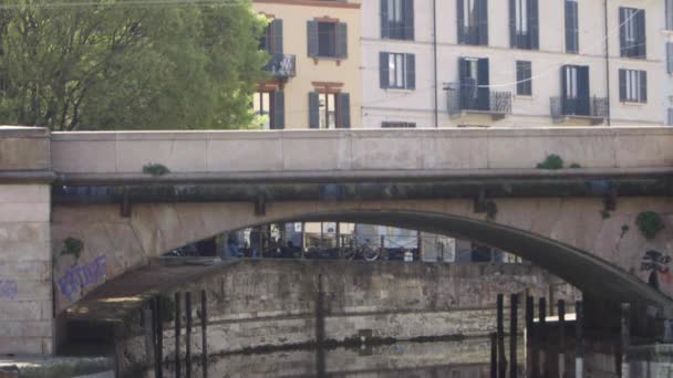 Ένα Κίτρινο Milanese Τραμ Περνούν Στη Γέφυρα Της Πόλης — Αρχείο Βίντεο
