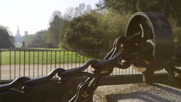 Une Grande Chaîne Sombre Milan Dans Parc Sempione Clip Été — Video