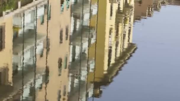 Casas Colores Reflejadas Las Aguas Del Río Este Clip Fue — Vídeo de stock