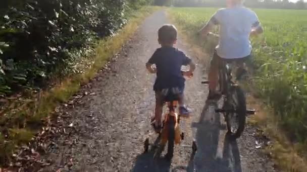 Barn Med Cykel Park — Stockvideo