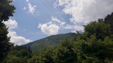 Amazing İtalyan yaz manzara ile bulutlu ve güneşli gökyüzü