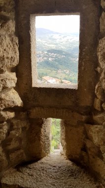 Eski korkunç hapishanelerinde barlar görünümleri ile İtalyan kale