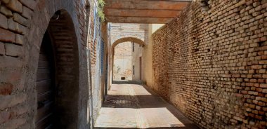 Antik ve Ortaçağ İtalyan kale duvarına. Tarihsel harika bir site