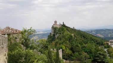 Büyük kuleleri marche bölgesi, İtalya ile antik kale ile muhteşem manzara