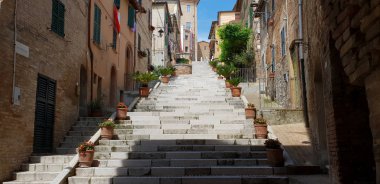 Folkloristic merdiven zengin bitki ve çiçek Corinaldo'nın ortaçağ merkezi