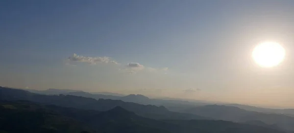 Amazing İtalyan yaz manzara ile bulutlu ve güneşli gökyüzü