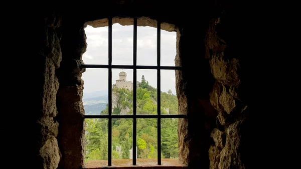 Oude Angstaanjagende Gevangenissen Italiaanse Kasteel Met Uitzicht Door Tralies — Stockfoto