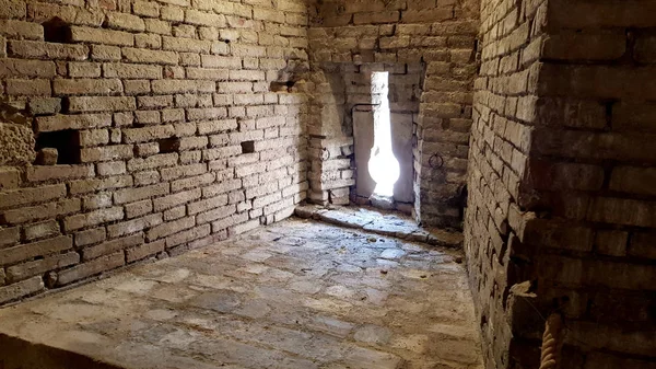 Eski korkunç hapishanelerinde barlar görünümleri ile İtalyan kale