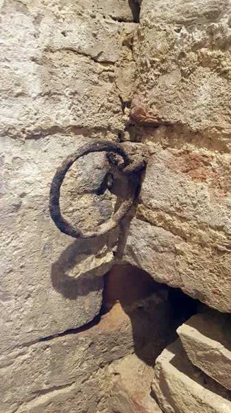 İtalya merkezi bir Ortaçağ İtalyan kale içinde eski paslı duvar halka monte