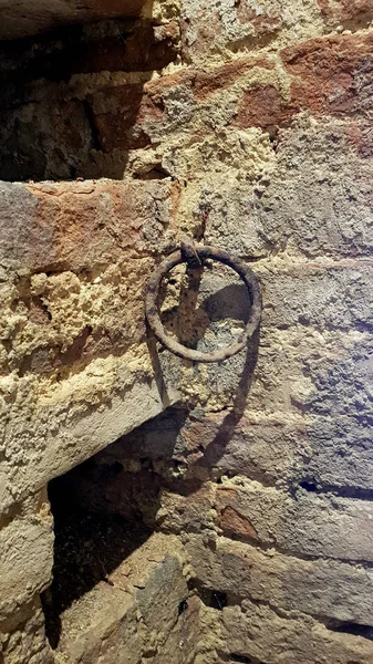 İtalya merkezi bir Ortaçağ İtalyan kale içinde eski paslı duvar halka monte