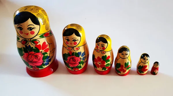 Uzun boylu üzerinden serie için daha küçük sarı ve kırmızı Rus matrioska