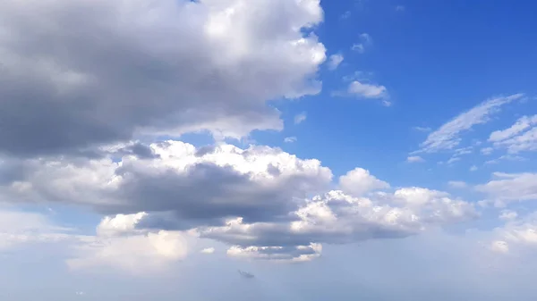 Amazing İtalyan yaz manzara ile bulutlu ve güneşli gökyüzü