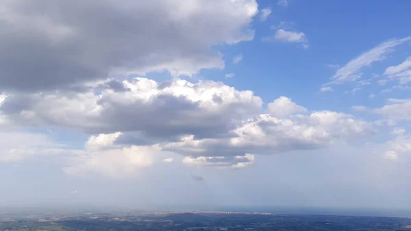 Amazing İtalyan yaz manzara ile bulutlu ve güneşli gökyüzü
