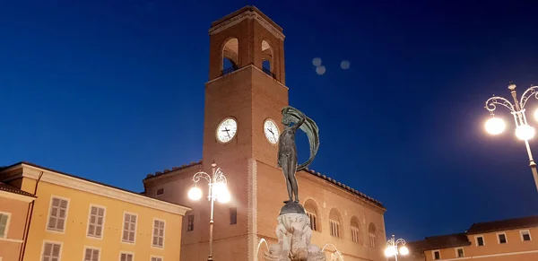 中央イタリアのセニガリアの歴史的中心部に配置されている時計塔 — ストック写真