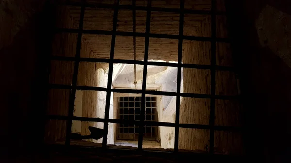 Starożytne Przerażające Więzieniach Włoski Zamek Widokiem Przez Bary Zdjęcia Stockowe bez tantiem