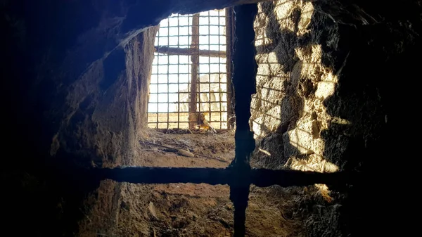 Starożytne Przerażające Więzieniach Włoski Zamek Widokiem Przez Bary Obrazy Stockowe bez tantiem