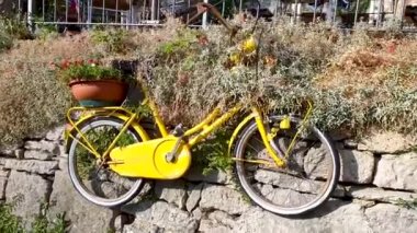 Bir bisiklet büyük bir flowerbed kullanılarak yapılan bir sanat kompozisyon