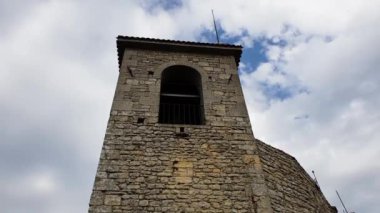 Antik ve Ortaçağ İtalyan kale duvarına. Tarihsel harika bir site