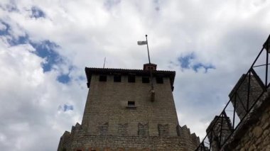 Antik ve Ortaçağ İtalyan kale duvarına. Tarihsel harika bir site