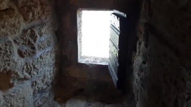 Eski korkunç hapishanelerinde barlar görünümleri ile İtalyan kale