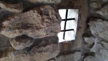 Eski korkunç hapishanelerinde barlar görünümleri ile İtalyan kale