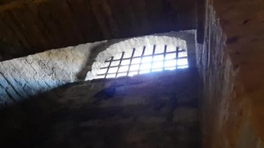 Eski korkunç hapishanelerinde barlar görünümleri ile İtalyan kale