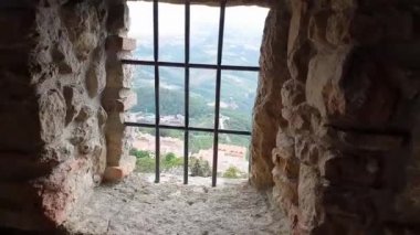 Eski korkunç hapishanelerinde barlar görünümleri ile İtalyan kale