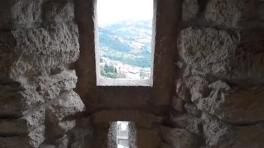 Eski korkunç hapishanelerinde barlar görünümleri ile İtalyan kale