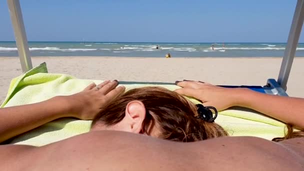 Sexy Vrouw Ontspannen Het Strand Een Zonnige Ochtend Dag — Stockvideo