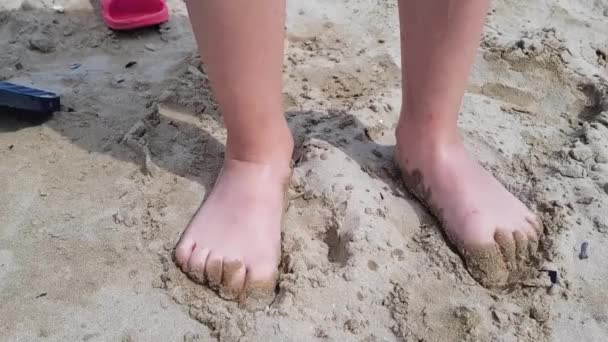 Bambino Che Gioca Salta Sulla Spiaggia Mostrando Suoi Piedi — Video Stock