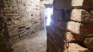 İtalyan kale eski korkunç hapishanelerinde 