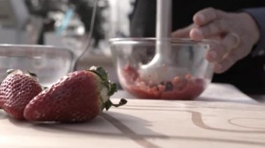 Şef bir çilek pasta hazırlanıyor