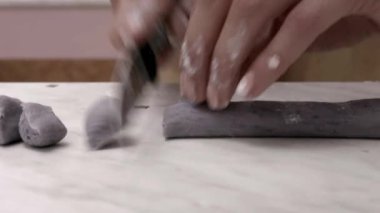 Şef'in kesme gnocchi İtalyan makarna geleneksel yemek için