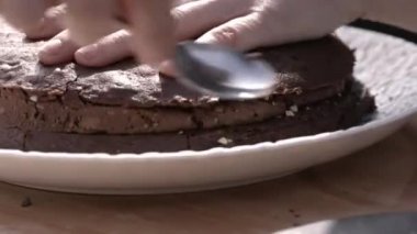 Pasta şefi harika çikolatalı kek hazırlamak