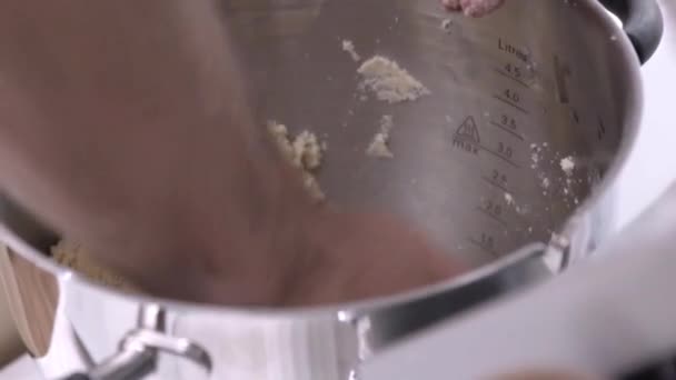 Šéfkuchař Připravuje Večeře Hnětení Těsta — Stock video